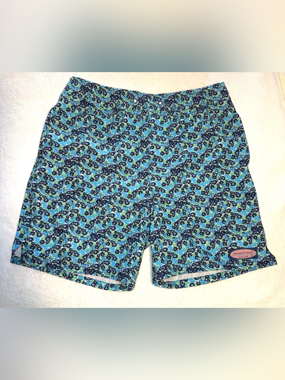 Vineyard Vines mens blue floral swim trunks, size L No drawstring